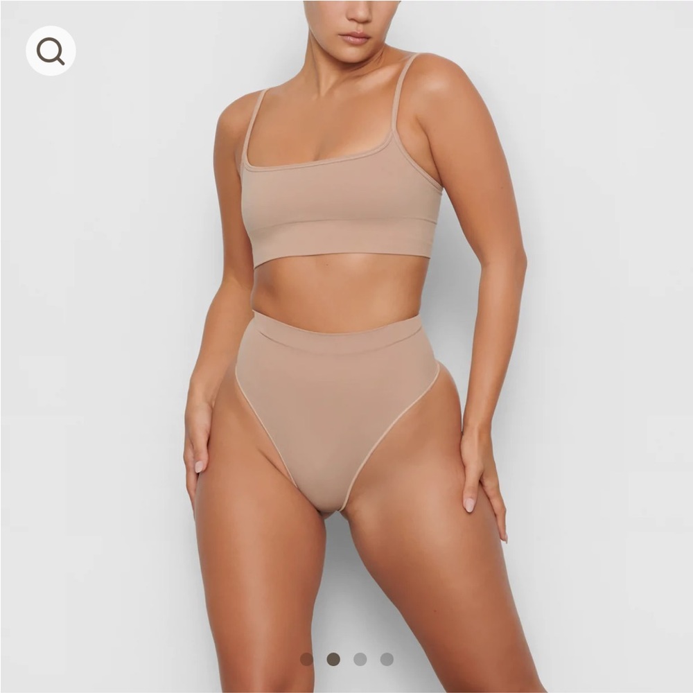 Skims sculpting mid waist thong in clay